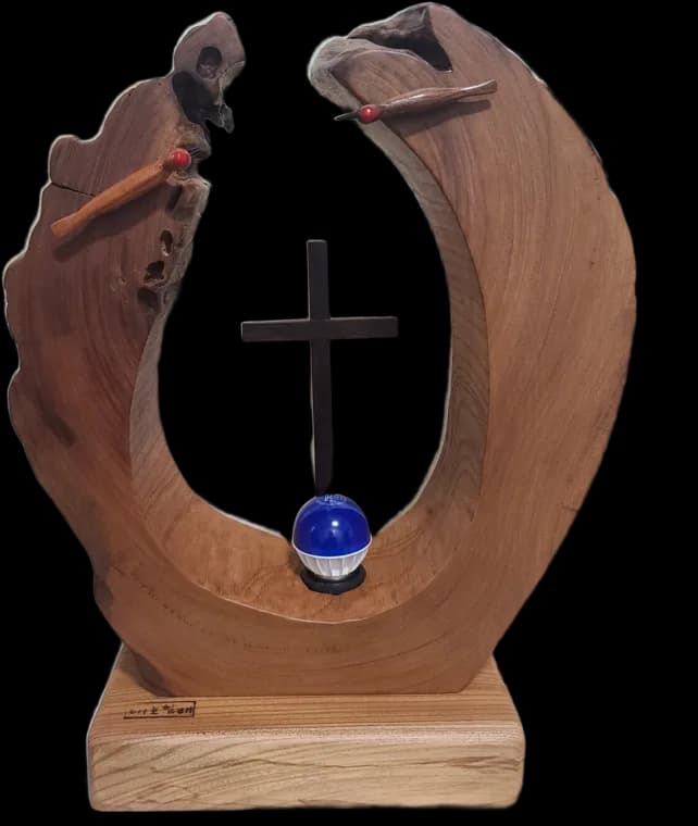 Cross in the Hollow — root-wood sculpture by Teho Halbae